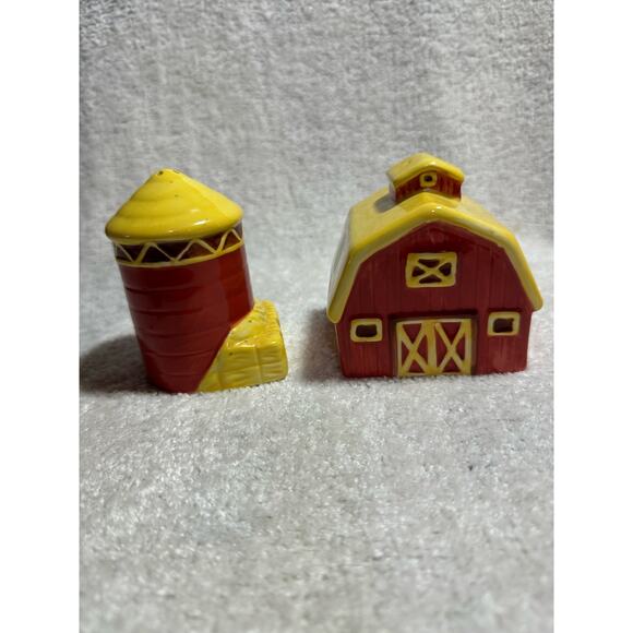 John Deere On The Farm Barn And Silo Salt and Pepper Shakers - Picture 3 of 6